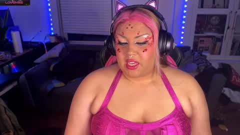 Snapshot of littledracula666 chatting on February 16, 10:43 am littledracula666 online show from February 16, 10:43 am