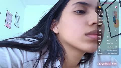 Snapshot of littlee_emilyy_ chatting on December 23, 5:43 pm Emily  online show from December 23, 5:43 pm