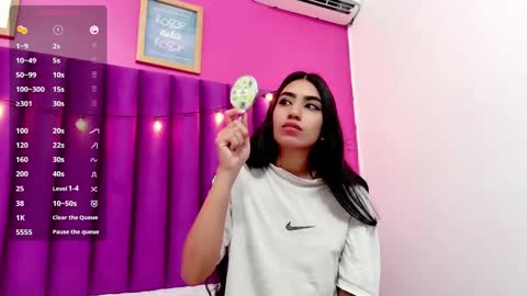 Snapshot of littlee_emilyy_ chatting on February 22, 6:06 am Emily  online show from February 22, 6:06 am