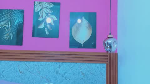 Snapshot of littlee_emilyy_ chatting on April 4, 12:46 pm Emily online show from April 4, 12:46 pm