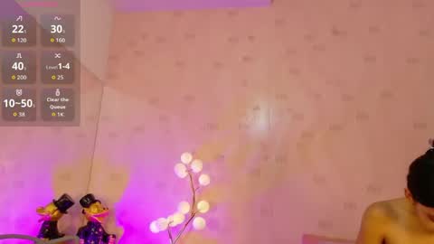 Snapshot of littlee_emilyy_ chatting on April 28, 1:05 pm Emily online show from April 28, 1:05 pm