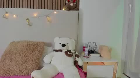 Snapshot of littlemelodii18 chatting on June 9, 9:37 pm MELODY online show from June 9, 9:37 pm