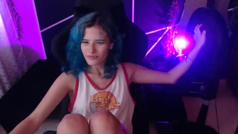 Snapshot of littlenami_ chatting on October 24, 7:43 pm LAUREN online show from October 24, 7:43 pm