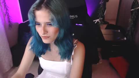 Snapshot of littlenami_ chatting on October 31, 6:42 pm LAUREN online show from October 31, 6:42 pm