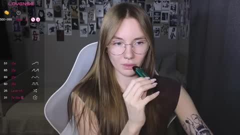 Snapshot of littlevildevil chatting on April 18, 10:08 am Eliana online show from April 18, 10:08 am