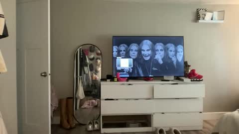 Snapshot of livvymack chatting on September 19, 3:13 pm Livvy online show from September 19, 3:13 pm