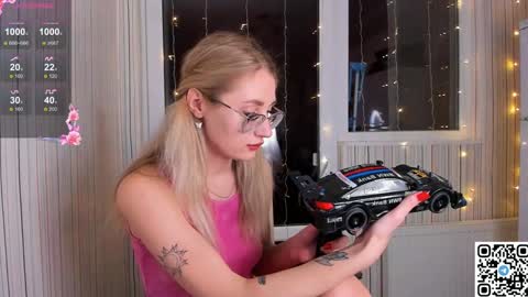 Snapshot of livyybosom chatting on January 4, 5:26 pm My name is Livy Nice to meet you Thumbs up please its important online show from January 4, 5:26 pm