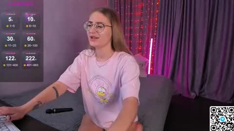 Snapshot of livyybosom chatting on September 25, 5:27 pm My name is Livy Nice to meet you Thumbs up please its important online show from September 25, 5:27 pm