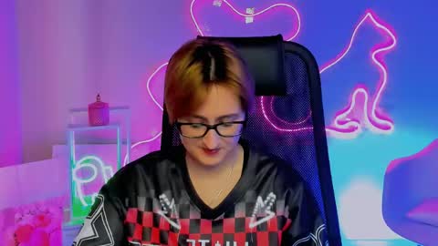 Snapshot of lixeluna chatting on April 27, 6:44 am LixeLuna online show from April 27, 6:44 am
