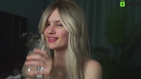 Snapshot of lizbethcoll chatting on January 18, 7:26 pm Sunnheart online show from January 18, 7:26 pm