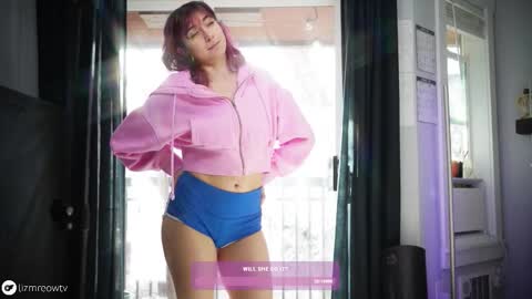 Snapshot of lizmreow chatting on February 23, 10:18 pm Liselle online show from February 23, 10:18 pm