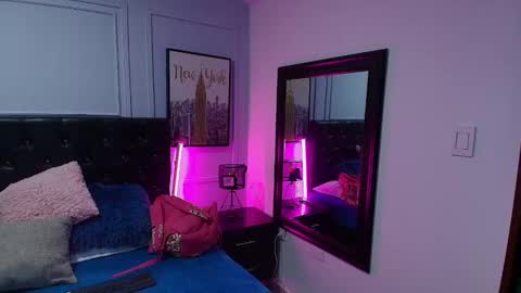 Snapshot of lizz_tender chatting on December 22, 11:22 am Lizz online show from December 22, 11:22 am