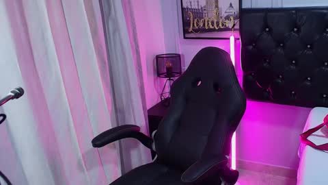 Snapshot of lizz_tender chatting on January 18, 11:43 am Lizz online show from January 18, 11:43 am