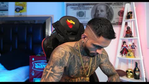 logan_hugh8 online show from December 19, 5:40 pm