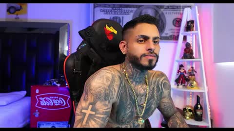 logan_hugh8 online show from December 21, 4:36 pm