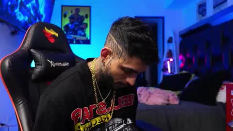 logan_hugh8 online show from January 15, 7:46 am