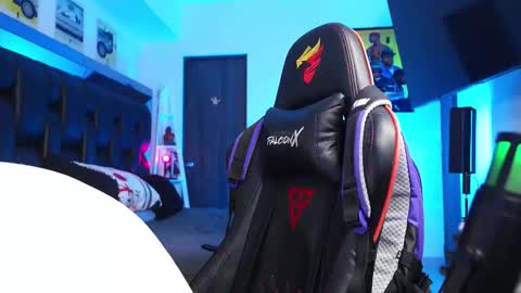 logan_hugh8 online show from February 26, 3:11 pm