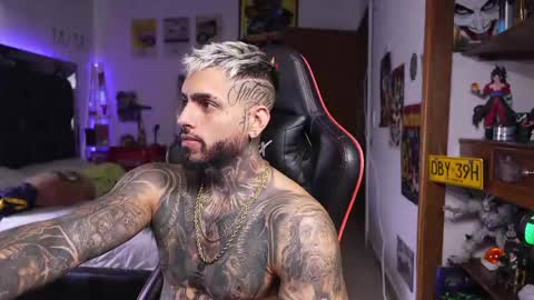 logan_hugh8 online show from April 14, 3:29 pm