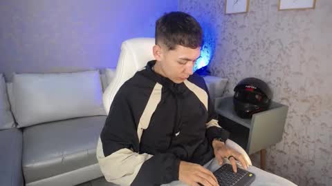 Loganfoster  online show from January 6, 8:23 pm