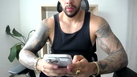 Snapshot of loganhod chatting on June 26, 5:17 pm Logan Wolfp online show from June 26, 5:17 pm