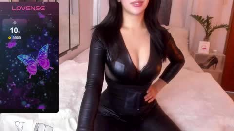 Snapshot of loisewilliams chatting on January 9, 3:53 am Mistress L online show from January 9, 3:53 am