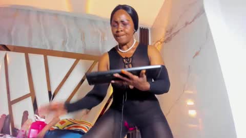 Lola online show from November 6, 11:55 am