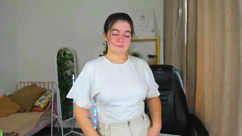 Snapshot of lola_loco chatting on August 4, 1:20 am Margo online show from August 4, 1:20 am