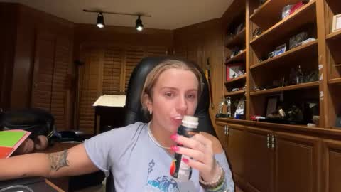 Snapshot of lolaa555 chatting on May 28, 8:22 am lolaa555 online show from May 28, 8:22 am