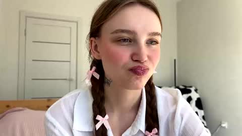 lolaatate online show from March 11, 11:05 am