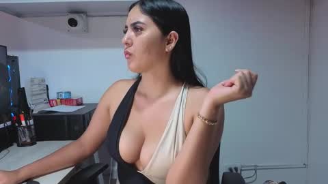 lolalola_12 online show from January 12, 12:05 am