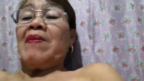 Snapshot of lolamommie chatting on January 9, 10:20 pm tey online show from January 9, 10:20 pm