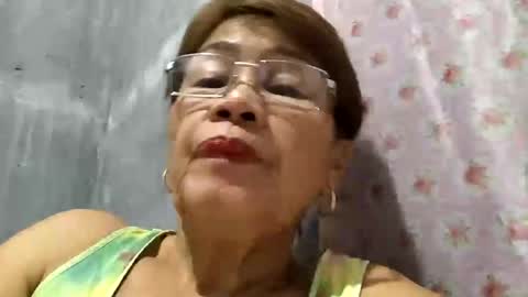 Snapshot of lolamommie chatting on January 10, 10:25 pm tey online show from January 10, 10:25 pm