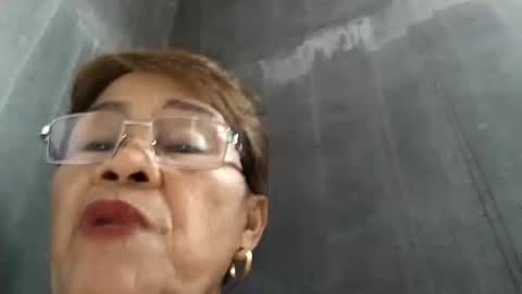 Snapshot of lolamommie chatting on January 15, 4:04 am tey online show from January 15, 4:04 am