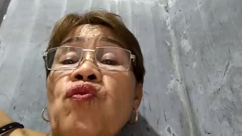 Snapshot of lolamommie chatting on January 15, 12:47 pm tey online show from January 15, 12:47 pm