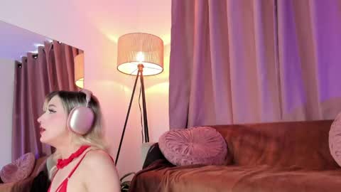 Snapshot of lollypetitte_ chatting on May 17, 7:43 pm Lolly online show from May 17, 7:43 pm