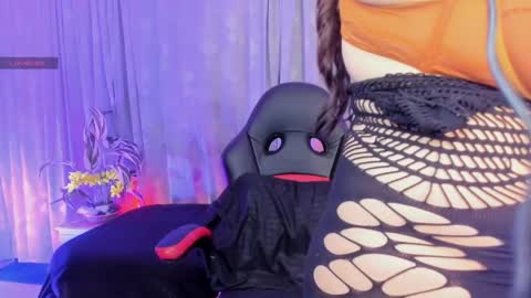 Snapshot of lonely_shewolf chatting on April 28, 6:35 pm Jennifer online show from April 28, 6:35 pm