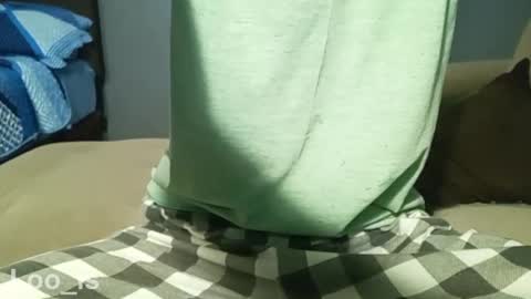 Snapshot of loo_is chatting on February 4, 8:24 am loo_is online show from February 4, 8:24 am