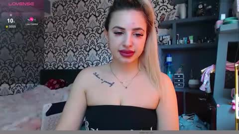 Snapshot of lorasinclare chatting on March 25, 7:36 am Queen LoraSinClare online show from March 25, 7:36 am