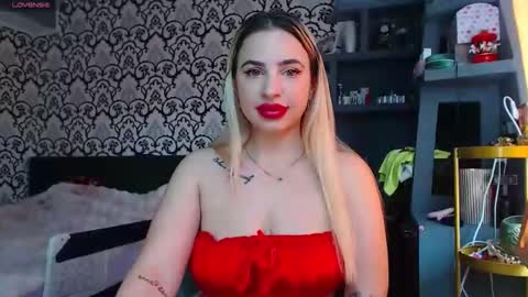 Snapshot of lorasinclare chatting on April 24, 7:11 am Queen LoraSinClare online show from April 24, 7:11 am