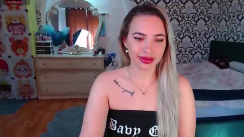 Snapshot of lorasinclare chatting on April 28, 7:02 am Queen LoraSinClare online show from April 28, 7:02 am