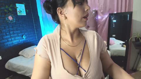 Snapshot of loren_44tits chatting on January 22, 11:32 pm Loren online show from January 22, 11:32 pm