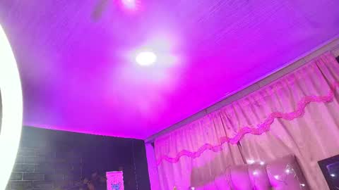 Snapshot of loren_44tits chatting on February 20, 11:43 pm Loren online show from February 20, 11:43 pm