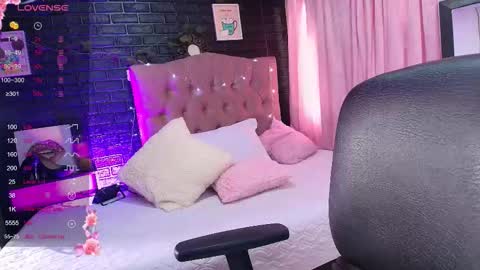 Snapshot of loren_44tits chatting on November 11, 7:58 pm Loren online show from November 11, 7:58 pm