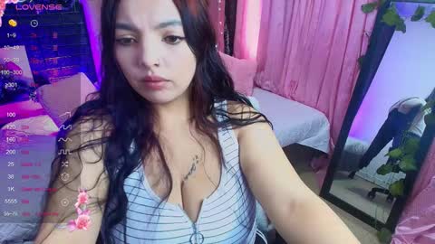 Snapshot of loren_44tits chatting on December 2, 9:21 pm Loren online show from December 2, 9:21 pm