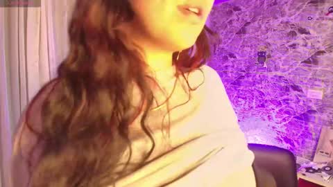 Snapshot of loren_44tits chatting on February 21, 12:33 am Loren online show from February 21, 12:33 am