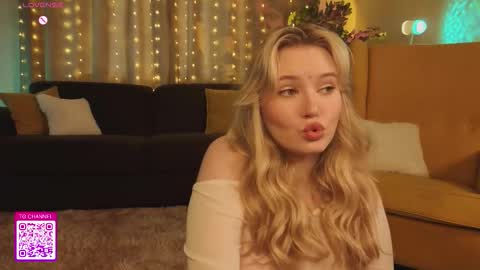 Snapshot of lorettacarnley chatting on October 15, 7:19 am Alice online show from October 15, 7:19 am