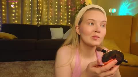 Snapshot of lorettacarnley chatting on October 21, 5:19 am Alice online show from October 21, 5:19 am