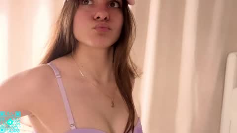 Chloe for Fan BlackHole online show from April 19, 6:10 pm