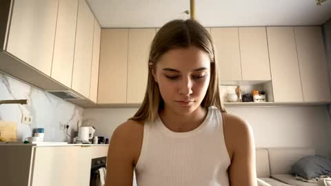 Snapshot of louannkorth chatting on June 3, 2:33 pm Bella online show from June 3, 2:33 pm