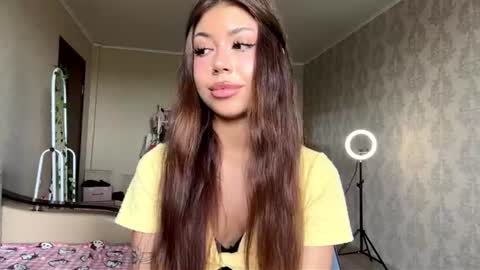Snapshot of louiswawrzyniak chatting on June 11, 8:23 am Flora online show from June 11, 8:23 am